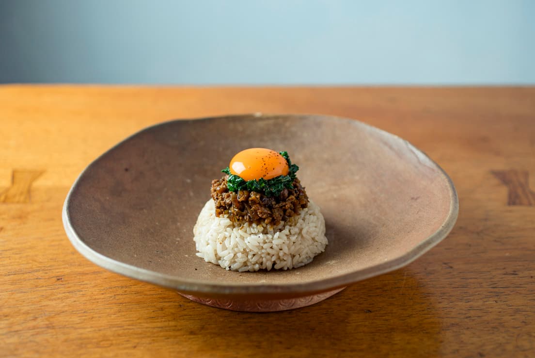 「馬告（マーガオ）キーマ」以下、料理はコース5,000円（税別）より。馬告はレモンやライムのような爽やかな風味をもつ胡椒。店名を逆さに読むと「フジヤマカレ」ということで、富士山型の盛り付け。