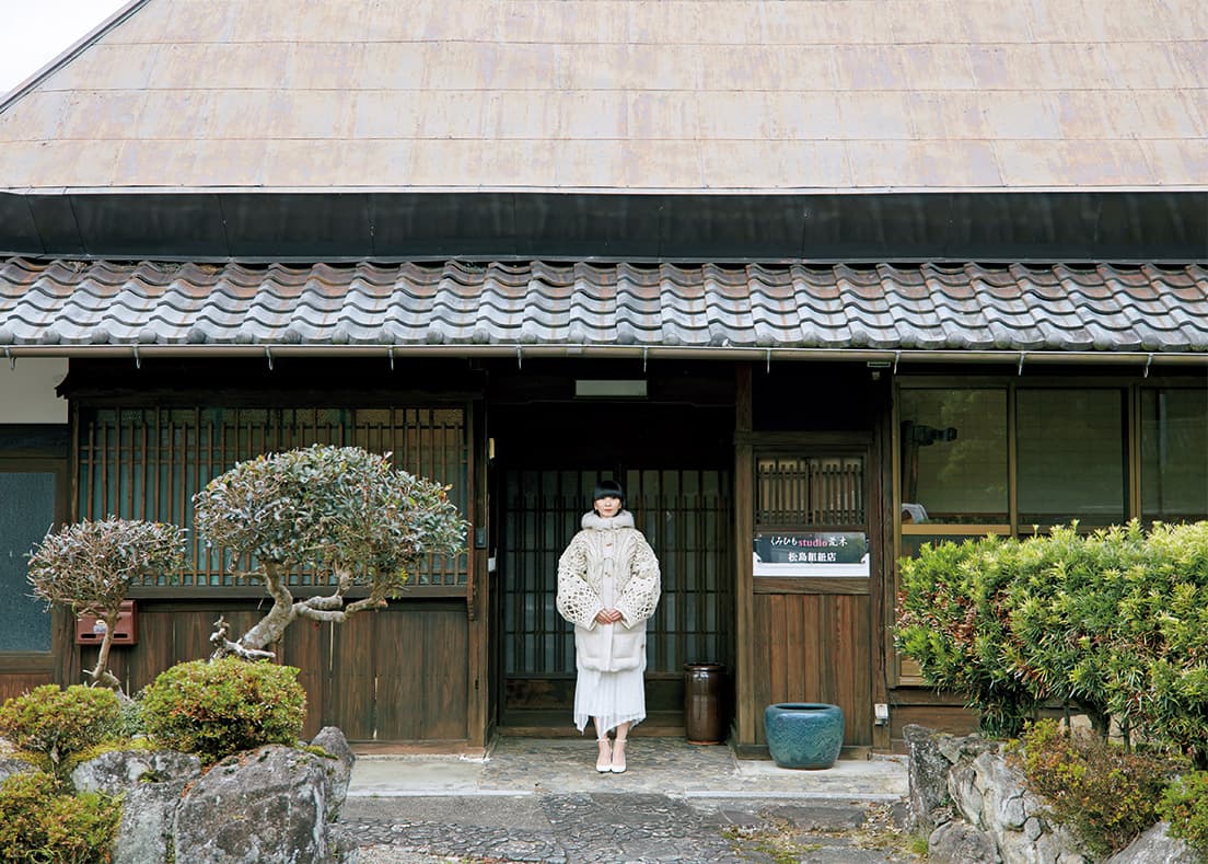 三重県の伊賀街道沿いに工房を構える〈松島組紐店〉は昭和7年創業。右ページはスタンダードな手組の組紐。随時100色ほど揃うという。「優しい手触りとグラデーション。たまらなく好きな色合いです」とかしゆか店主。