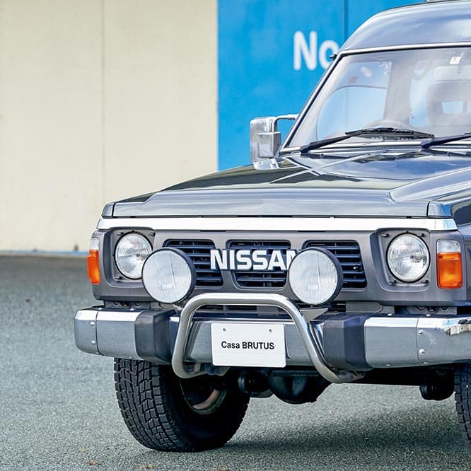 メタリックな三分割グリルが特徴。1994年のマイナーチェンジで日産車共通のブランドシンボルをつけたものへと変更される。