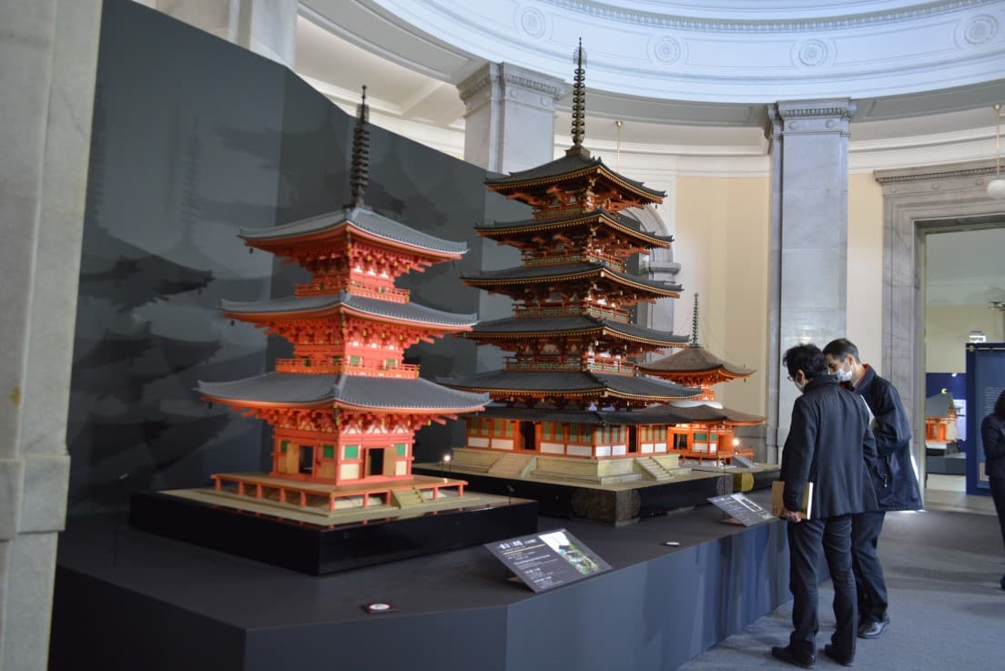 展示風景写真（「一乗寺三重塔 1/10模型」「法隆寺五重塔 1/10模型」「石山寺多宝塔 1/10模型」）