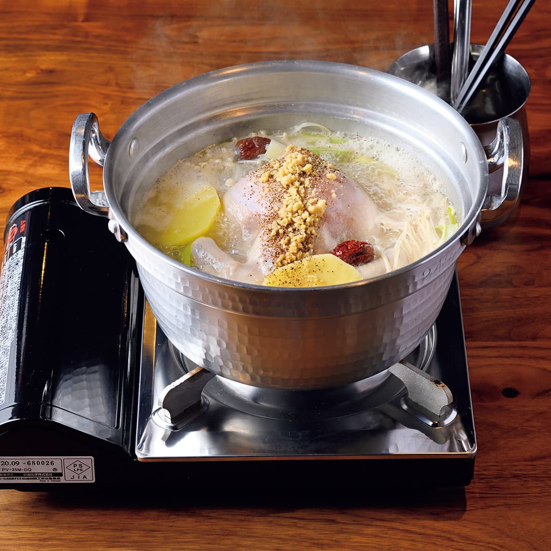 タッカンマリ（1人4,500円。鶏肉、季節の野菜は2時間食べ放題。2名から注文可）。