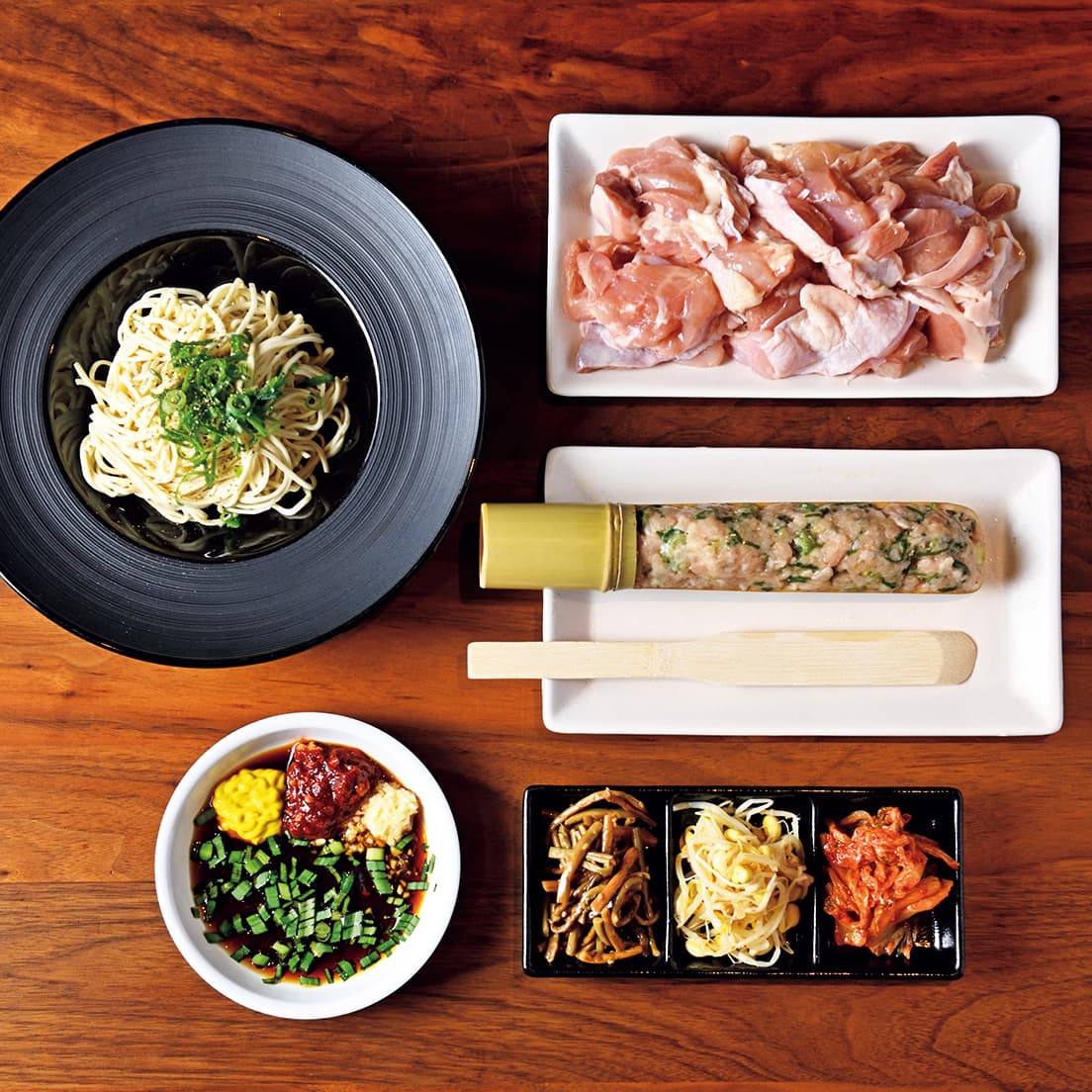 前菜3種盛りと追加できる鶏肉や自家製つみれなど。特注麺で締めれば大満足！