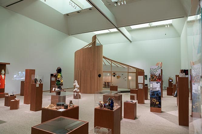 奥の螺旋状の小屋が、展示室「種」に組み上げられた《shell house》。この小屋を森の中に点在させた宿泊施設「森の浜」をいつか実現させたいと皆川は語る。