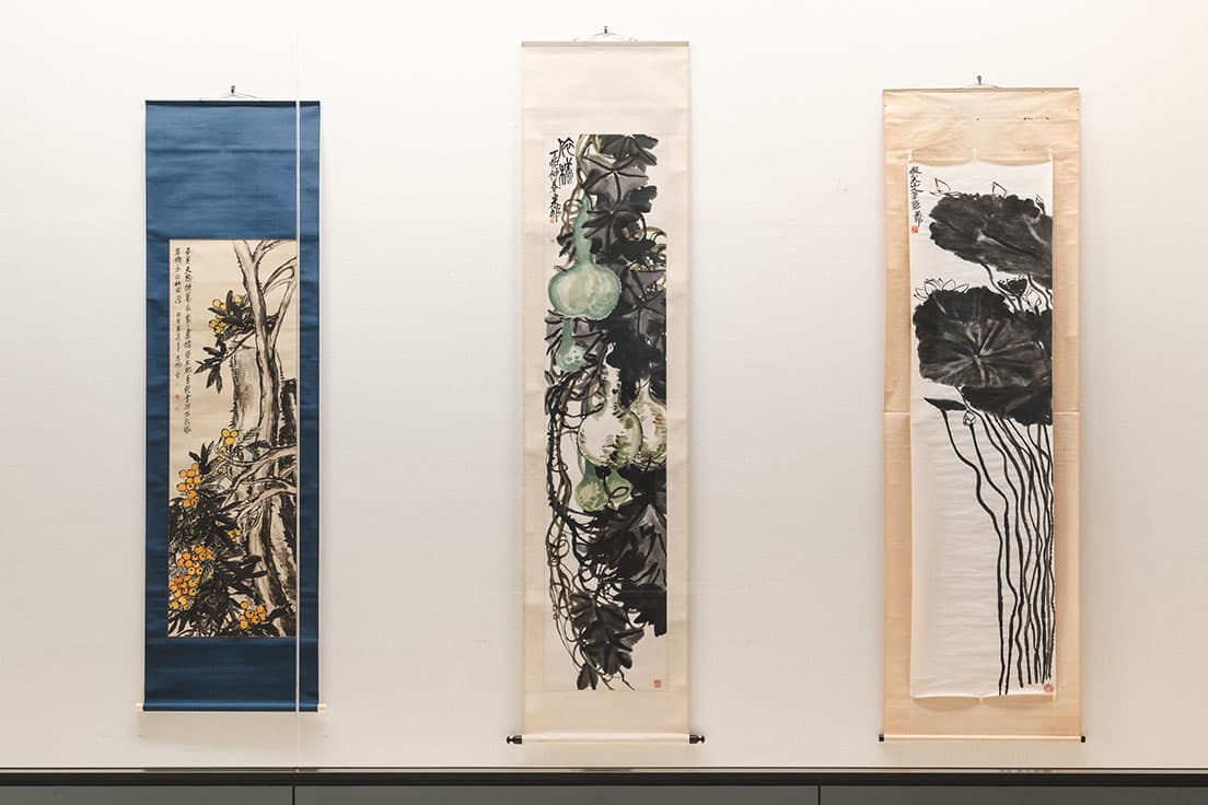 左から《廬橘夏熟図》（1926年／個人蔵、特別出品）、《胡蘆図》（1927年／中村正氏寄贈）、《蓮図　擬八大山人筆意》（昭和初期／川村コレクション、千葉市美術館寄託）。いずれも10代のころの作品。　　
