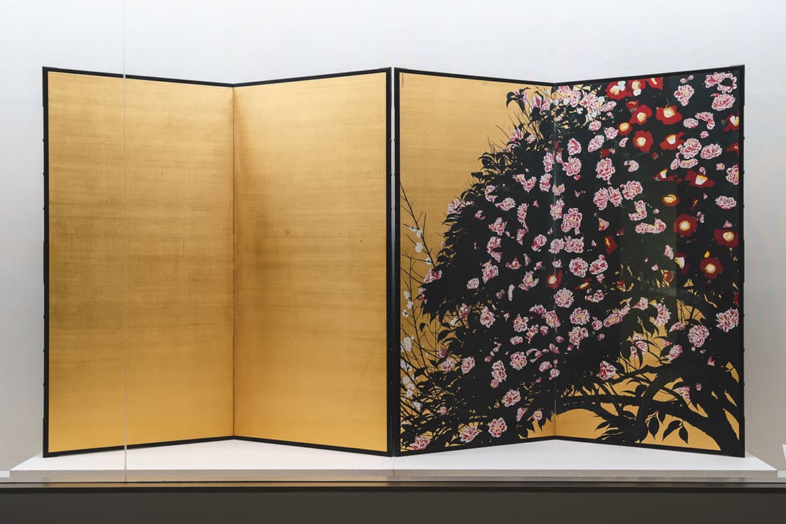 《椿図屛風》（1931年）。斜めの構図がモダンな作品。一村はこんなデザイン感覚にも優れていた。