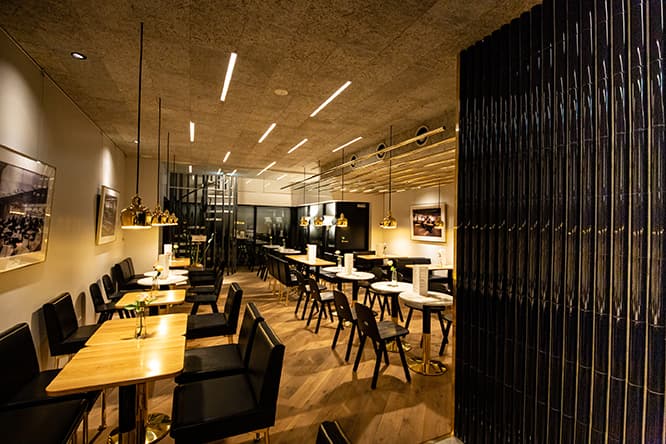〈Rautatalo Building〉のため1954年に作られた椅子とテーブルは、閉店後初の〈カフェ アアルト〉誕生にあたりリプロダクト許諾を得たもの。つまり、ここでしか使うことのできない希少な椅子とテーブルだ。右側の金色のポールも本国の意匠を踏襲。
