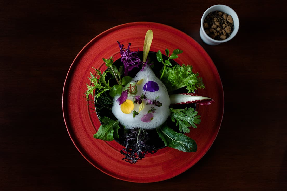 料理はすべて今の時期のコースより。「ジャルダン・ドゥ・レギューム・クロッカン」。硬水で育つフランスの野菜より、軟水育ちの静岡産の野菜は繊細だとか。色とりどりの野菜を特別ソース、レモンの泡、オリーブのクランブルでよくかき混ぜていただく。