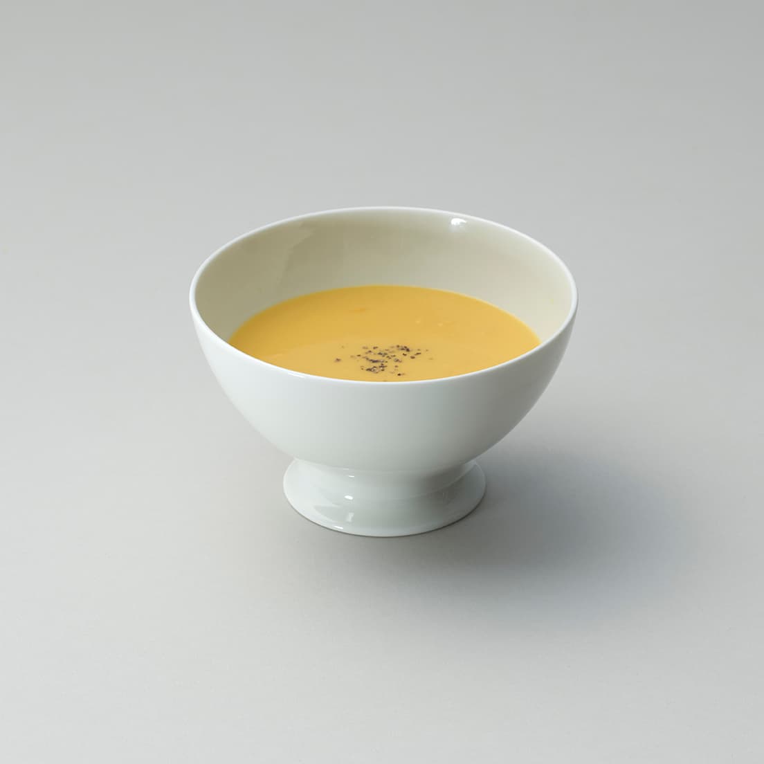 〈FOOD FOR THOGHT〉オリジナル。コーンスープやポタージュなどにぴったり。上質な日本製の磁器で、電子レンジや食洗機も使用可能。φ13.5×H8cm  すりきりで約450ml 4,150円（税込）。●FOOD FOR THOUGHT 西荻店 TEL 03 6339 1192。