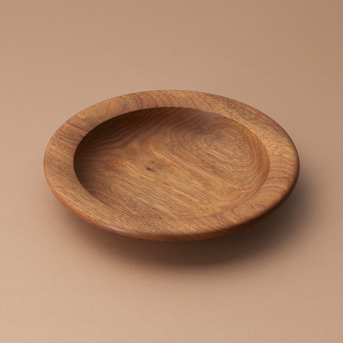 ギャラリー〈matka〉と共に考えた、深さのあるリムプレート。形のヒントになったのは、柳川鍋に使われる古い“柳川皿”だとか。テーブルに置いた時の、コトンという優しい音も魅力。