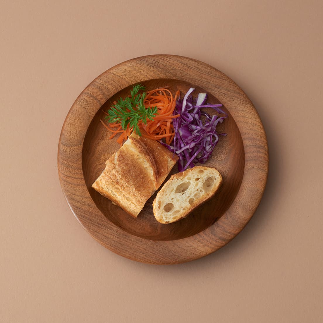 深さは3cm。パンやサラダのプレートにしてもいいし、カレーのうつわにもちょうどいい。