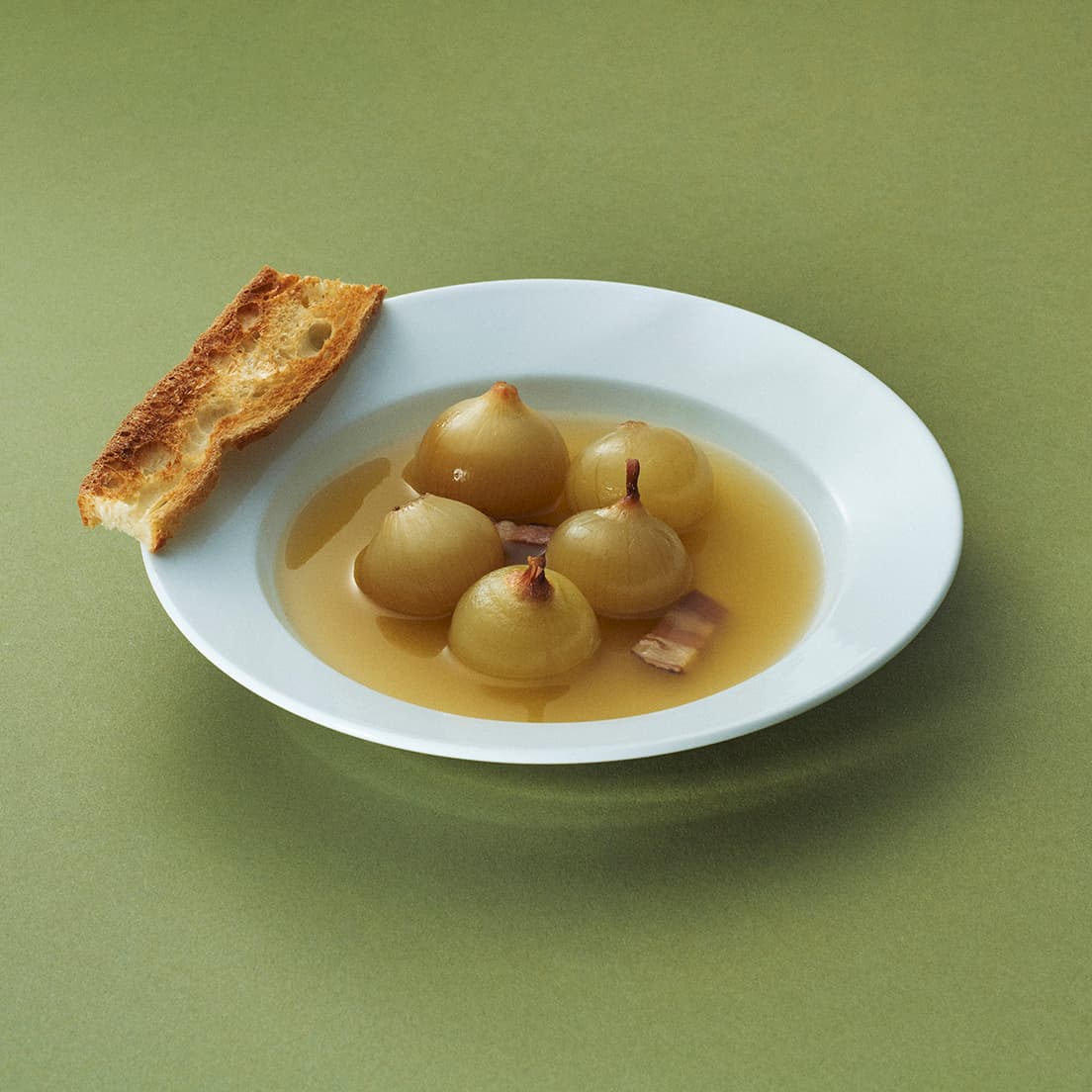 清潔感のある白い皿に、澄んだスープがよく似合う。たとえば野菜やタマネギをくつくつ煮込んだコンソメを。つるんとなめらかな質感で、手で洗った時の感触が気持ちいい。食洗機もＯＫ。φ22×H4cm 3,200円。●SOUPs  問合せ