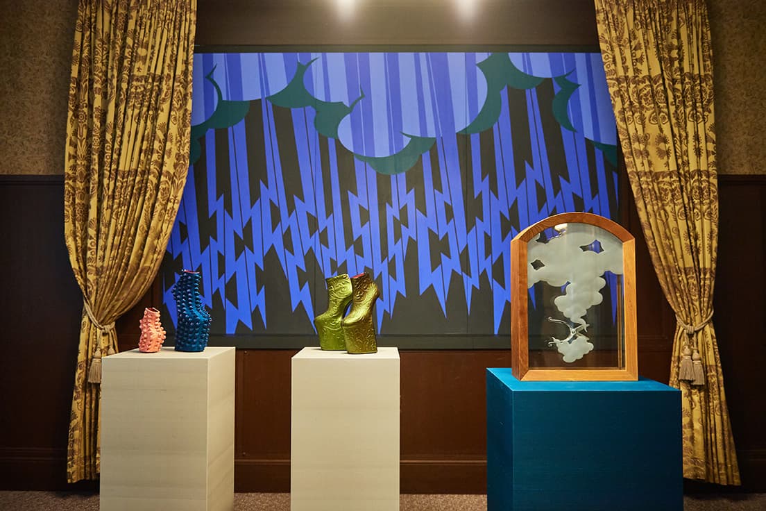 〈和敬塾本館〉での展示風景。作品は右からうぶけや、伊勢半本店、龍工房とのコラボレーションによるもの。背後の絵も舘鼻の作品。