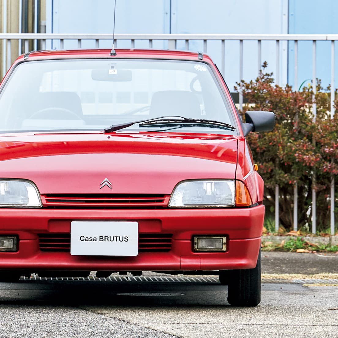 開口部が上下に小さなグリル、角型のヘッドライトは1980年〜90年代の〈シトロエン〉共通のフェイス。