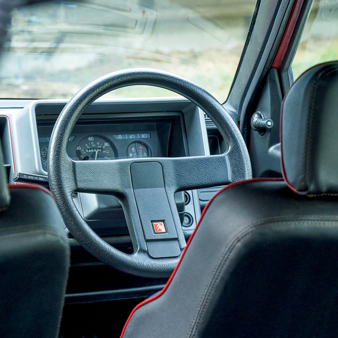 ダッシュボードの樹脂は決して上質な素材とは言えないが、高級車を目指さない《AX》にはこれで良い。