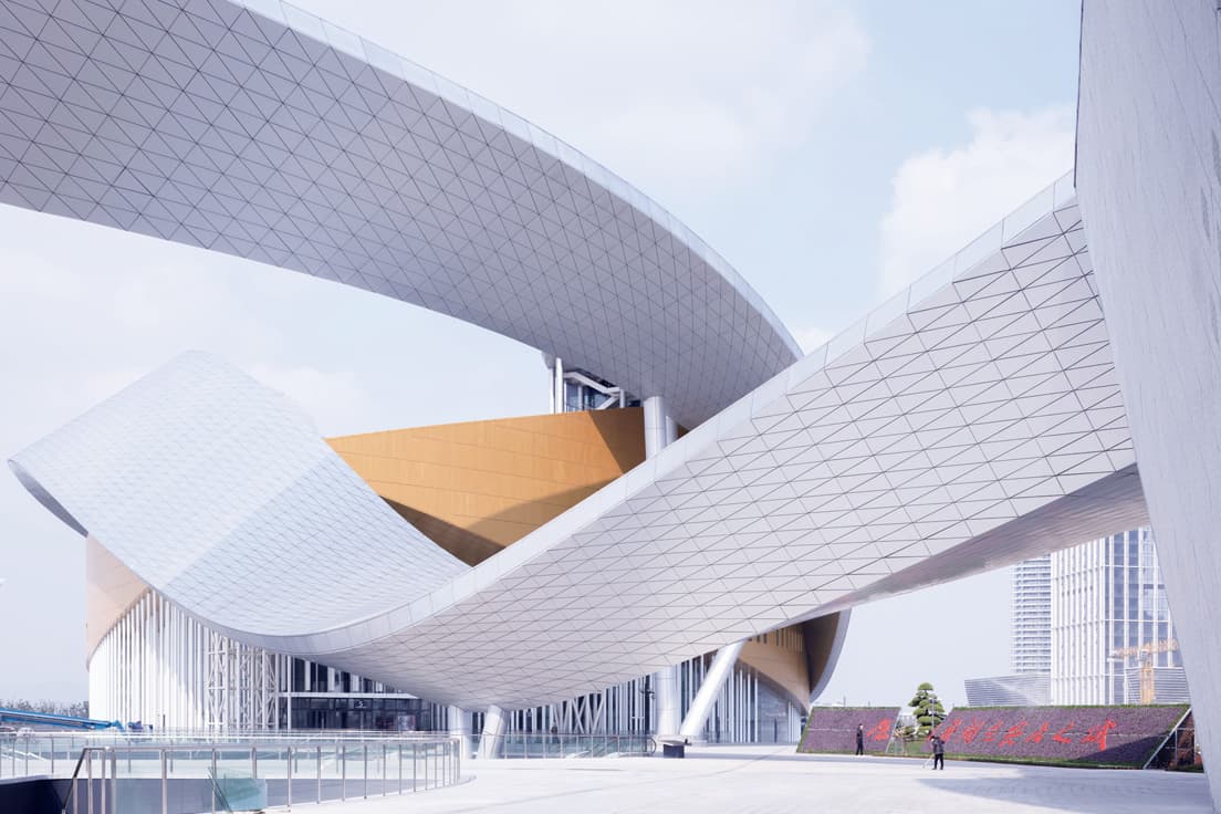 全長約500ｍのスチールとアルミニウム製のリボンが建物を包みながら左右をつなぐ。
