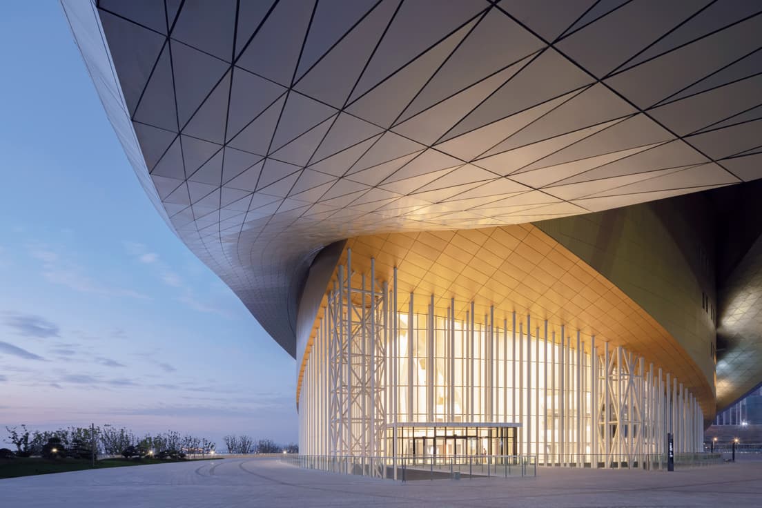 8の字を描くリボン建築がつなぐ湖畔の文化センター。