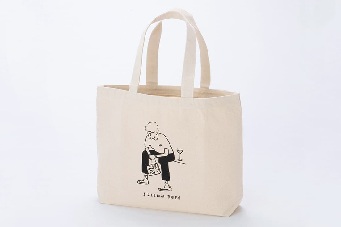 長場雄のイラストが描かれた上海店限定トートバッグ。小320元、大600元（共に税込）。
