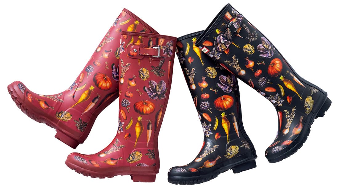 レインブーツ 各18,500円。