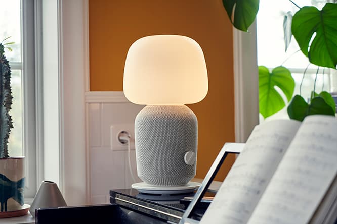「開発当初から、従来のハイテク機器を超えるものをつくりたい、と考えていました。ランプスピーカーの発想源は、ひとつの場所からあたたかな光とサウンドを同時に発する、暖炉でした」と語るのは、イケアのデザイナー、Iina Vuorivirtaだ。