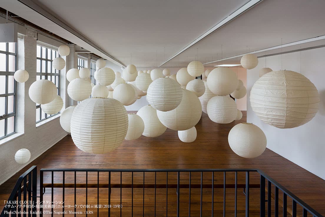 《AKARI CLOUD》インスタレーション。イサム・ノグチ財団・庭園美術館（ニューヨーク）での展示風景（2018〜19年）。photo_Nicholas Knight  ©The Noguchi Museum /ARS