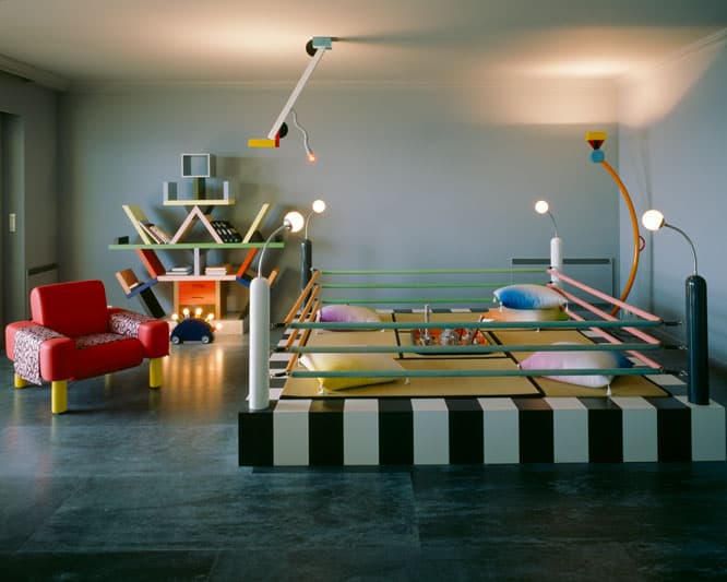 〈メンフィス〉の設計によるカール・ラガーフェルドのモンテカルロのアパートメント（1982）Karl Lagerfelds Monte Carlo Apartment (mit Entwürfen von Memphis), Monaco, 1982 © Jacques Schumacher