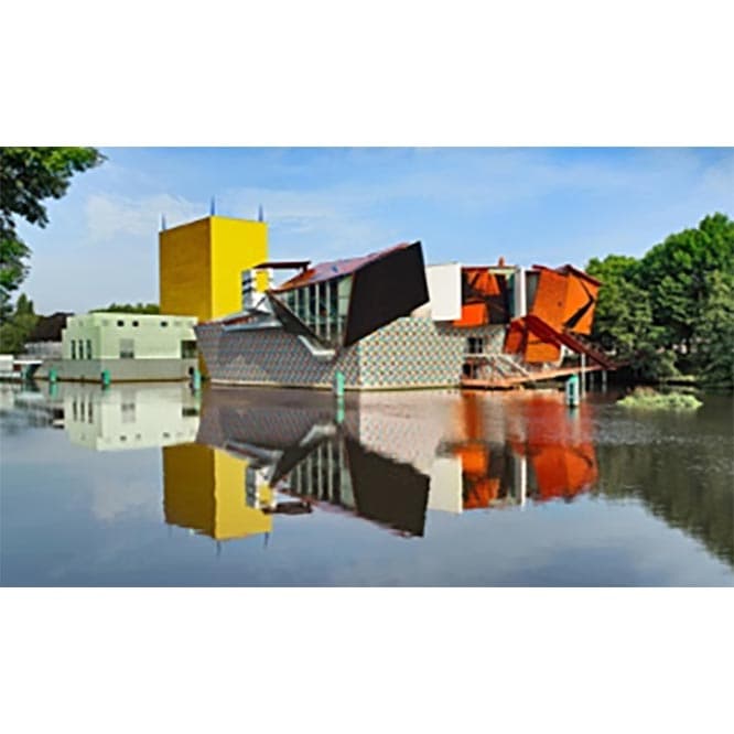 メンディーニのデザインによる〈フローニンゲン美術館〉外観。　photo_Erik en Petra Hesmerg