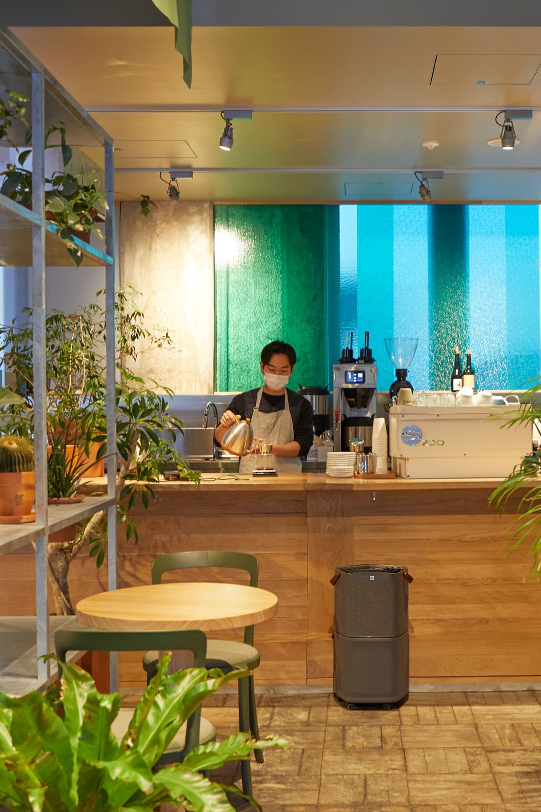 〈K5〉のエントランス横に併設された〈SWITCH COFFEE〉に設置した《Pure A9》。シングルオリジンのドリップコーヒーを手軽に楽しむことができる。館内の飲食店はいずれも宿泊者以外も利用可能。

