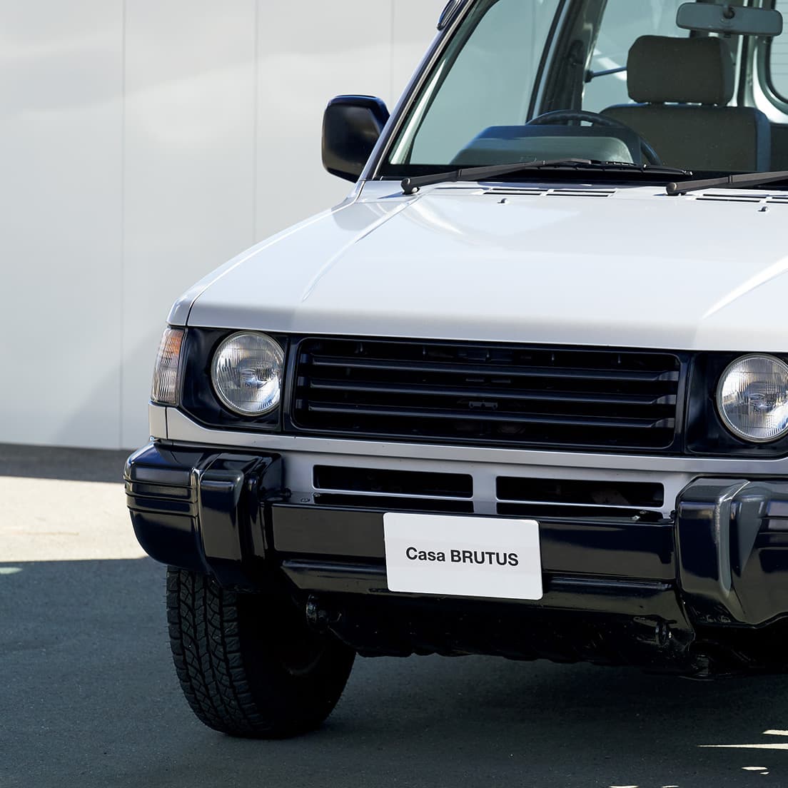 頑丈なバンパーと丸いヘッドライトは、タフな四輪駆動車のイメージを湛える。