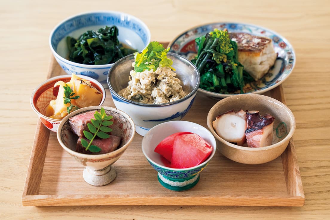ディナーコース10,000円より、地元の食材を使った《八寸》。
