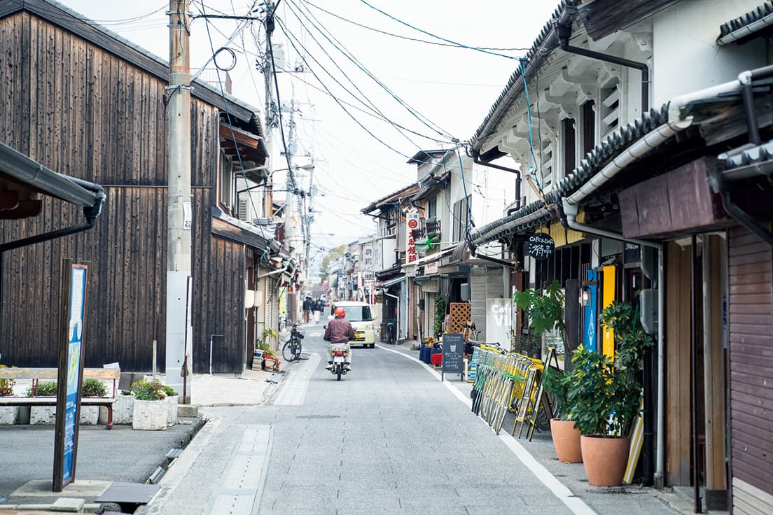 旅館が位置する〈しおまち商店街〉。