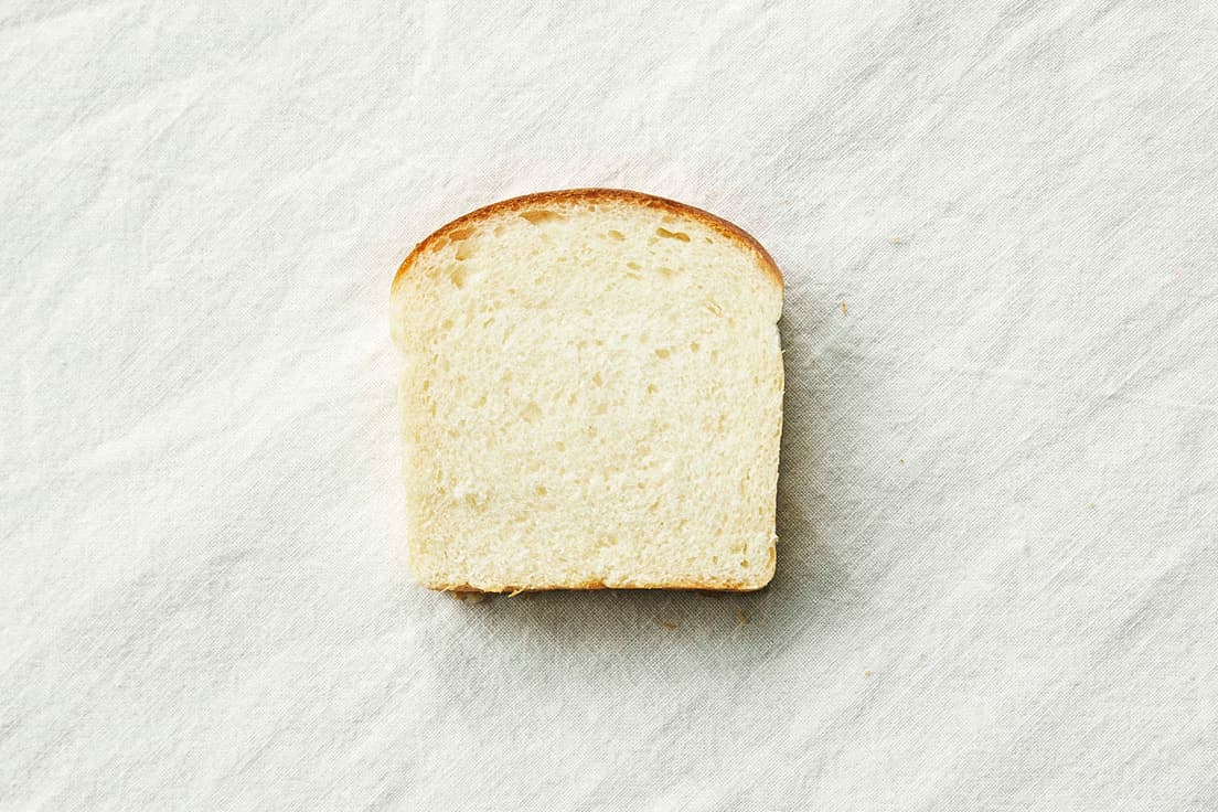 楚々とした形も愛らしい、新潟〈コサ〉の「ガンジー牛乳のみるくパン」450円。新潟地粉と、世界でも希少なガンジー種から絞られるガンジー牛乳を使用した地元密着型のパン。