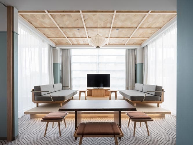 〈RAKURO 京都 by THE SHARE HOTELS〉　客室の種類は全8種類。2名〜4名まで泊まれる個室タイプ。畳のあるジャパニーズスタイルの部屋も。共有のライブラリー＆ラウンジ、シェアキッチン、そしてルーフトップテラスまで揃う。