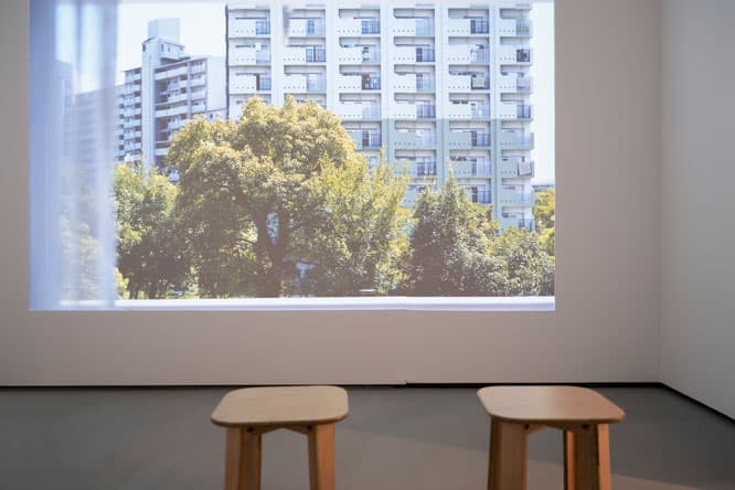 UMA / design farmが色彩計画・デザインを手がけたUR都市機構の団地の風景を、写真家・高野ユリカが捉えた映像と写真の展示コーナー。