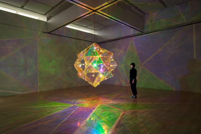 《太陽の中心への探査》2017年。美術館の中庭に置かれたソーラーパネルからの電力でオブジェと光が動く。