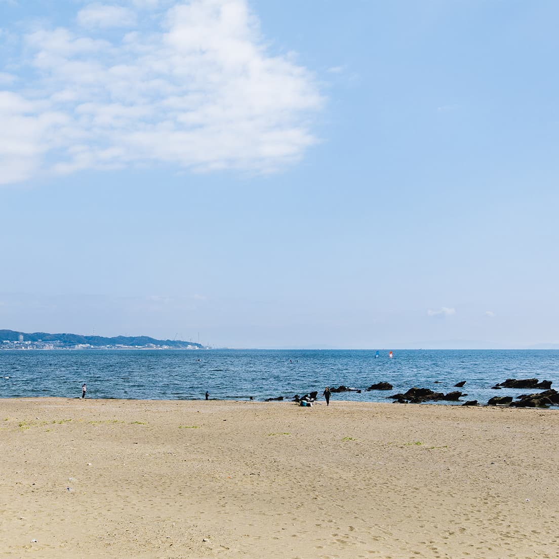 〈石井農園〉の無人直売所の向かいに見晴らせる三浦海岸。