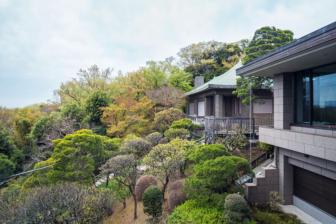 庭園から美術館を見る。手前が美術館、奥はかつて鑑賞室として使われていた建物。青銅の屋根が美しい。