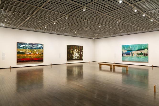 「第1章 森の奥へ」展示風景。