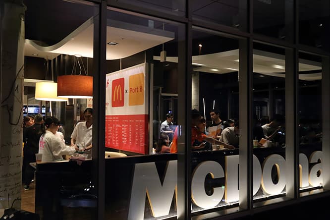 高山明《マクドナルドラジオ大学》2017　Photo by 蓮沼昌宏（参考画像）
