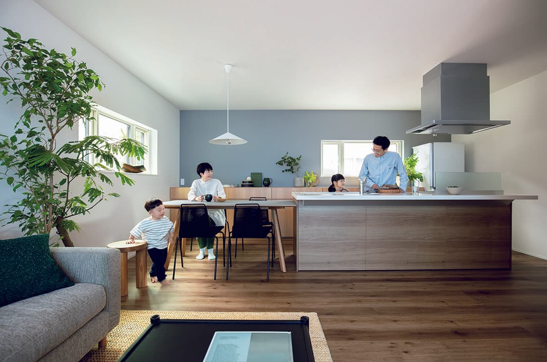 外は5℃にも満たない寒い日でも、《GREEN SEED select》は家中で約20℃をキープ。子どもが裸足で走り回ってもへっちゃらだ。
ペンダントランプ《BT1001》60,500円、ダイニングチェア《PK1》各69,300円、コーヒーテーブル《OW449》93,500円（以上カール・ハンセン＆サン フラッグシップ・ストア 東京 TEL 03 5413 5421）。スツール《オフセットスツール》73,700円（ブラック＆ホワイト TEL 045 228 8430）。ラグ107,800円（オルビテックス TEL 03 3404 5070）。コーヒーテーブル上の本9,240円、〈クヴァドラ／ラフ・シモンズ〉のクッション26,510円、ダイニングテーブル上〈KWM〉のマグ7,920円、カウンター上〈KWM〉のピッチャー20,240円、立てかけた本『John Cage: A Mycological Foray』7,700円、本『The German Cook Book』6,204円（以上リビング・モティーフ TEL 03 3587 2784）。窓辺に置いた福井守のウッドオブジェ10,000円（オン・ザ・ショア TEL 03 6228 0657）。その他スタイリスト私物。