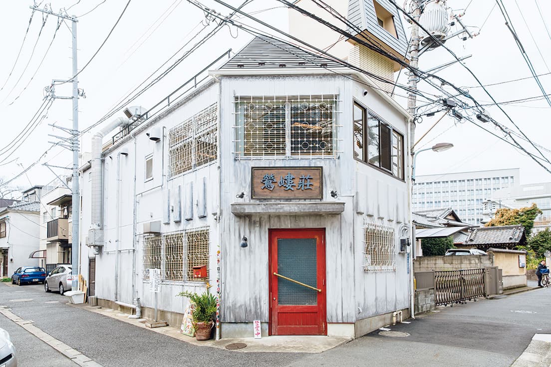 特注した鉄の格子窓が現地の空気感を演出。