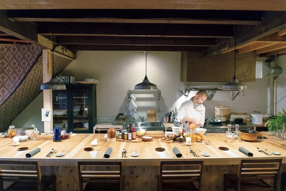 はらかわしんいちろう　神田〈the Blind Donkey〉開店に際し、各地の心ある生産者を訪ね、東京からその「作品」の素晴らしさを伝えてきた。雲仙に拠点を得て、さてこれからは？