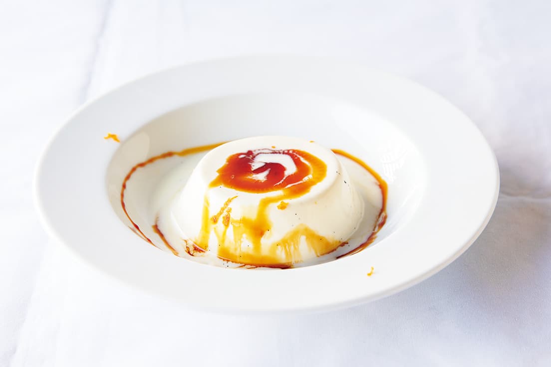 紅茶のキャラメルソースとオレンジピールの香り高いババロア（660円）。