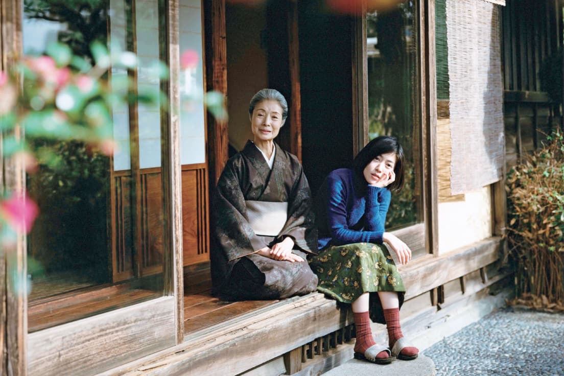 主人公の絹子を演じた富司純子（左）。衣装の着物はすべて富司の私物を使った。
(c) 2020 “A Garden of Camellias” Film Partners