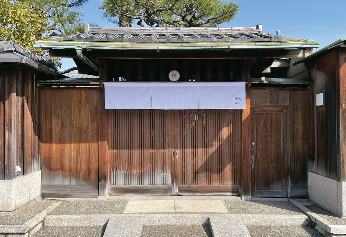 入口の古い木造の門。