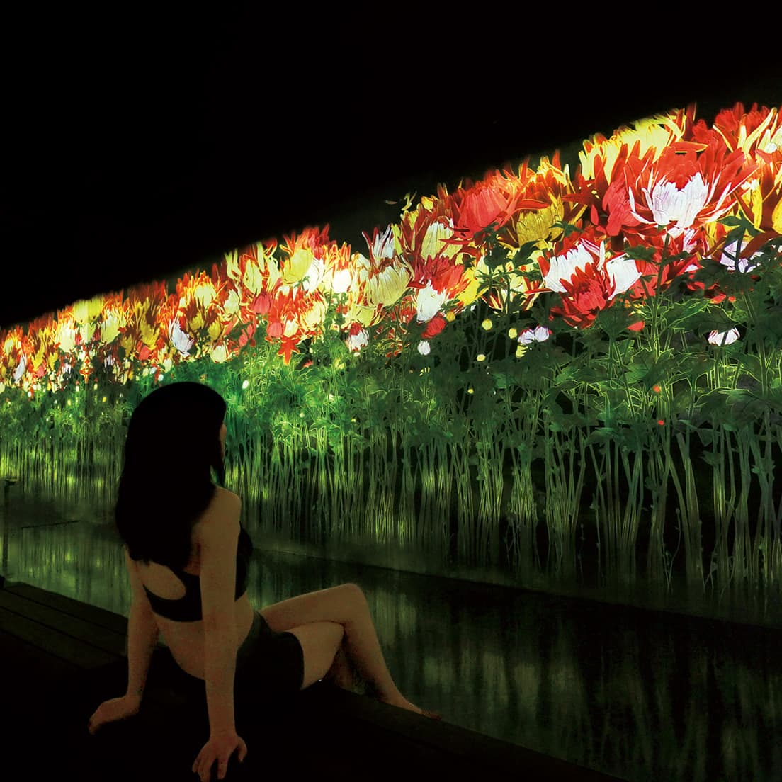 目の前で繰り返される花々の命の物語
《降り注ぐ雨の中で増殖する無量の生命- A Whole Year per Year》は人の振る舞いに影響を受け、花が誕生と死を繰り返し増殖していく。