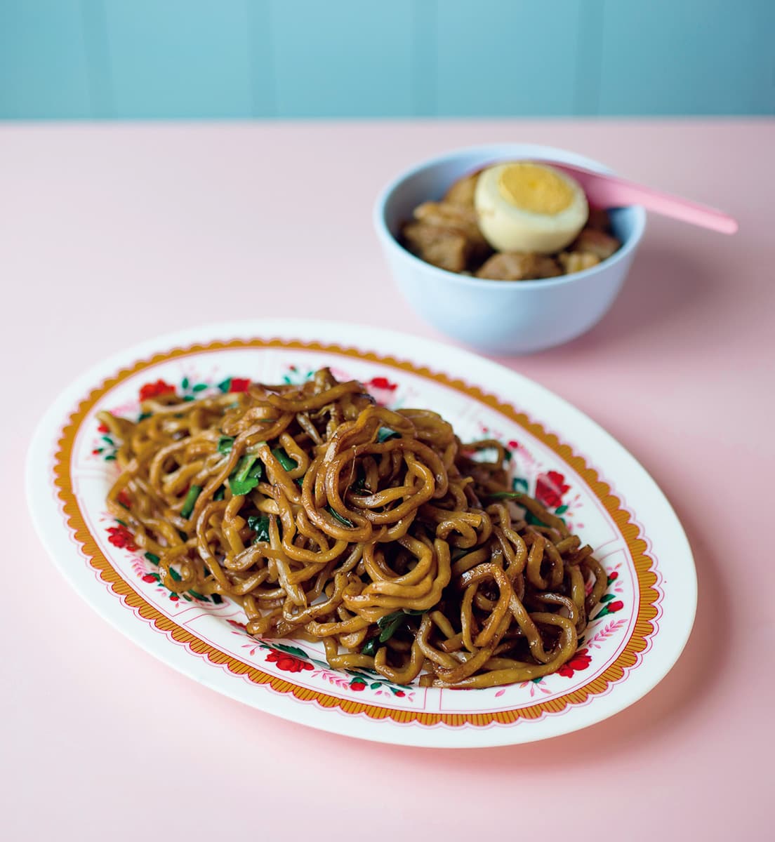 台湾風焼きそば（750円）は別売りのフライドエッグのせもおすすめ。ミニサイズの魯肉飯（450円）も美味。