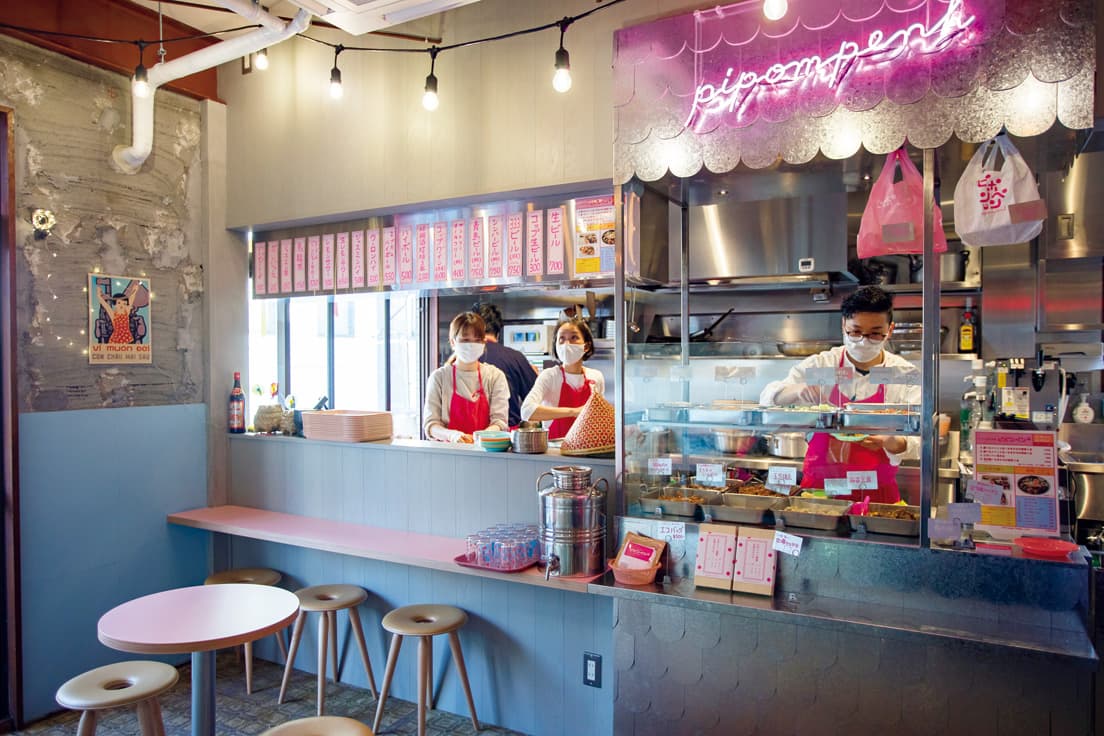 オープンは2月22日。ピンクのネオン管が目を引く店内、惣菜が並べられたショーケース、壁に飾られたヴィンテージのソンベ焼など、ときめき要素が満載。テイクアウトのお弁当は900円〜。&nbsp;