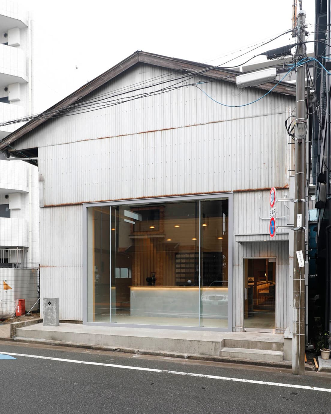 「この物件との出会いが構想を実現する原動力になった」という築50余年の元倉庫。外観はトタン張りの風情をそのまま残し、硬派なラボの雰囲気に仕上げた。