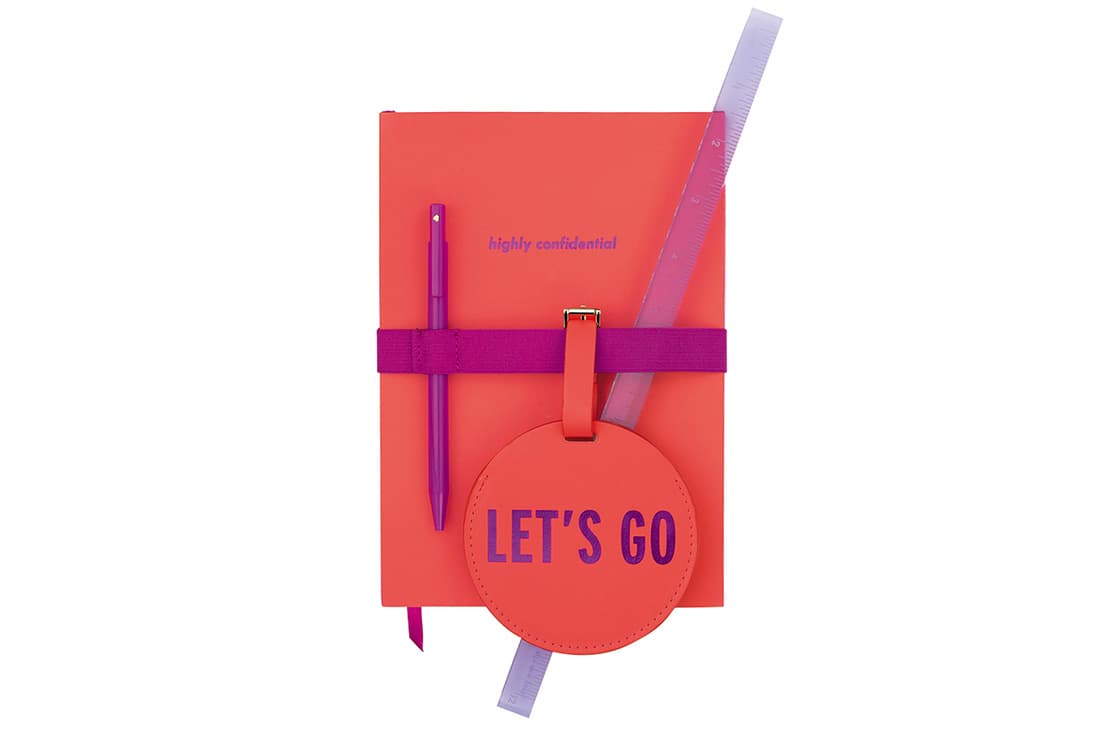 《highly confidential》ノート＆ペンセット2,970円、《LET’S GO》IDホルダー2,420円、定規は参考商品。