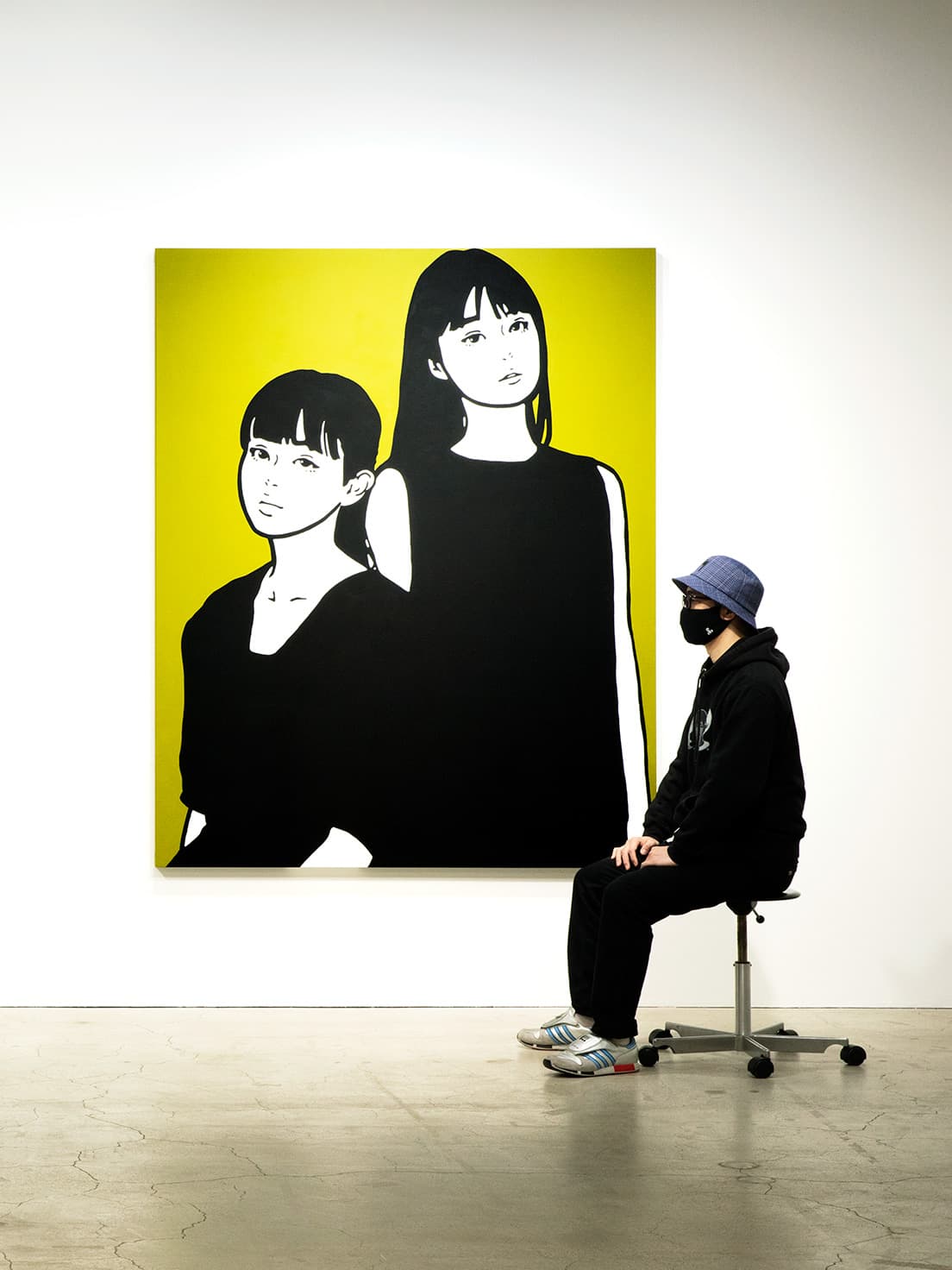 KYNE　1988年生まれ。2006年頃から福岡で活動を開始。2010年頃にシンプルな背景に女性を描く現在の作風が確立する。2020年には〈福岡市美術館〉に大型の壁画作品《Untitled》を描き、話題に。http://kyne.jp